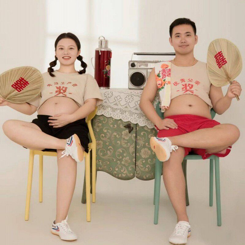 孕妇拍照情侣服主题时尚复古