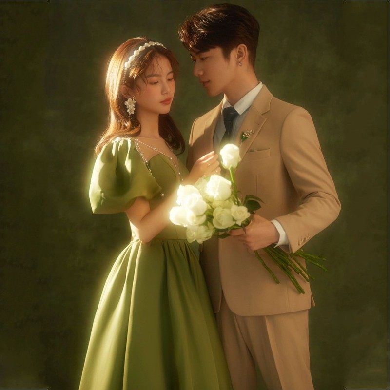 影楼主题情侣礼服泡袖绿色简约时尚个性婚纱旅拍森系写真浪漫新潮