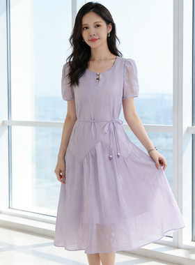 浅紫色连衣裙女夏2026新款泡泡袖系带收腰温柔风巨好看中长款裙子