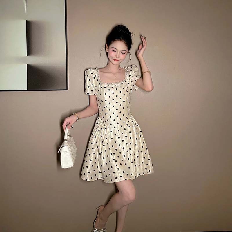 波点气质方领小个子连衣裙2026新款高腰时尚名媛赫本风裙子D2232