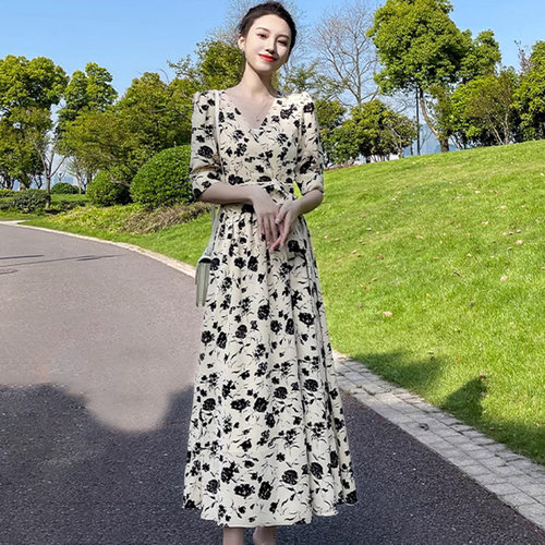碎花连衣裙女夏2025新款法式复古长裙收腰显瘦v领气质大摆裙1062