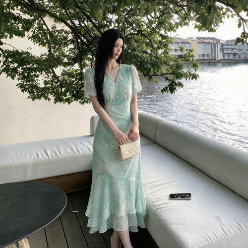 法式薄荷绿V领连衣裙女2026夏季度假风收腰显瘦气质中长裙D9407