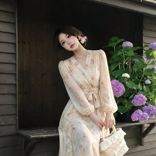2026早秋法式温柔风碎花连衣裙女长袖V领收腰系带荷叶边长裙D4963