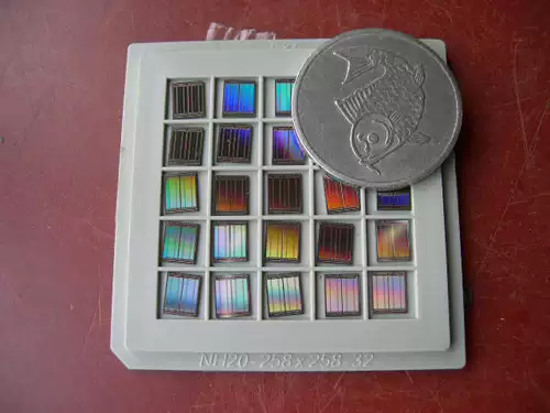 Тайваньский кремниевый чип -чип -чип -ядра Один пластинка из выставочного выставочного испытания десяти юаней показывает обучение микроскопа