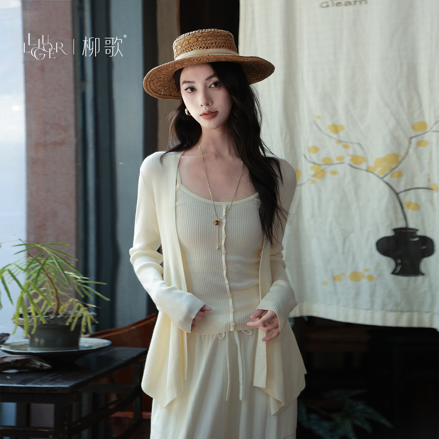 柳歌配吊带的小外搭针织开衫女图片
