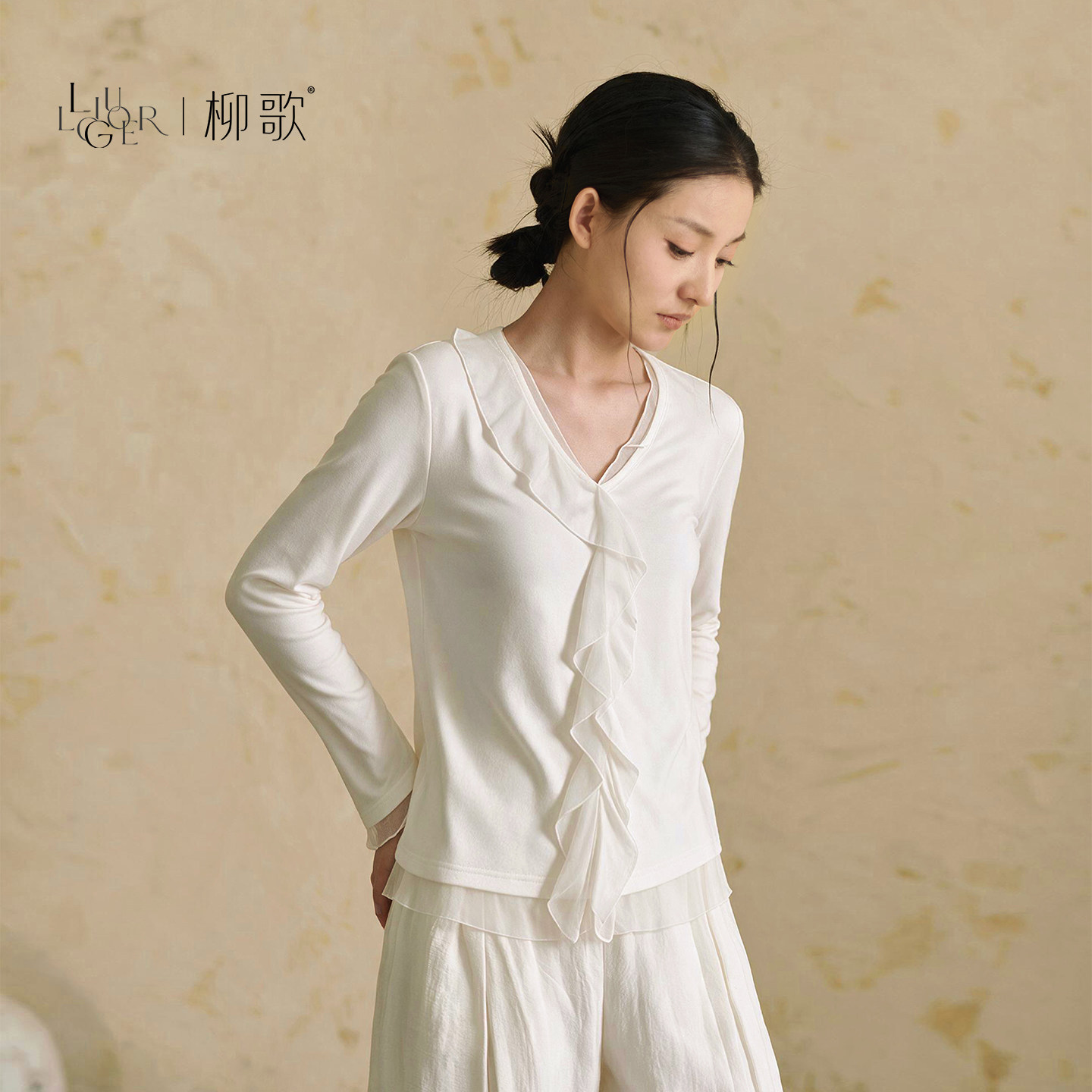 柳歌现代舞蹈服装秋季2026新款V领荷叶边白色长袖上衣形体练功服