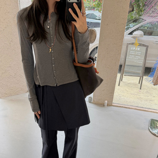 《Sobremesa》文艺风修身型休闲圆领系扣修身长袖T恤通勤上衣女装