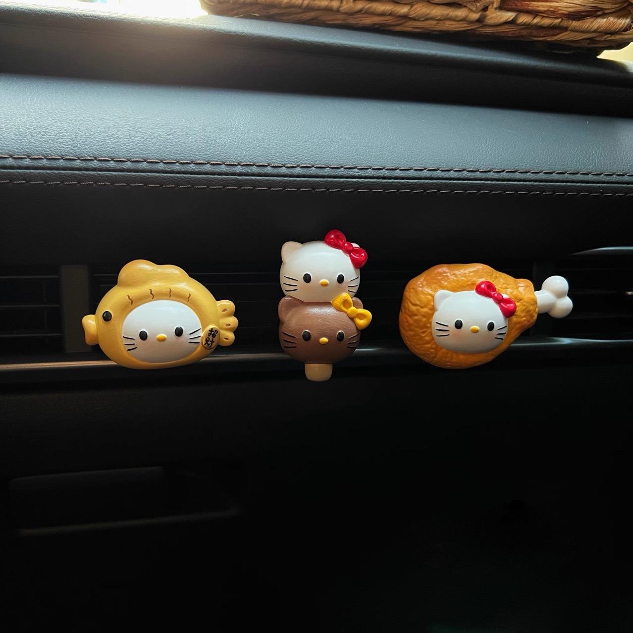 可爱HelloKitty汽车香薰摆件卡通造型车内装饰用品车载香薰出风口