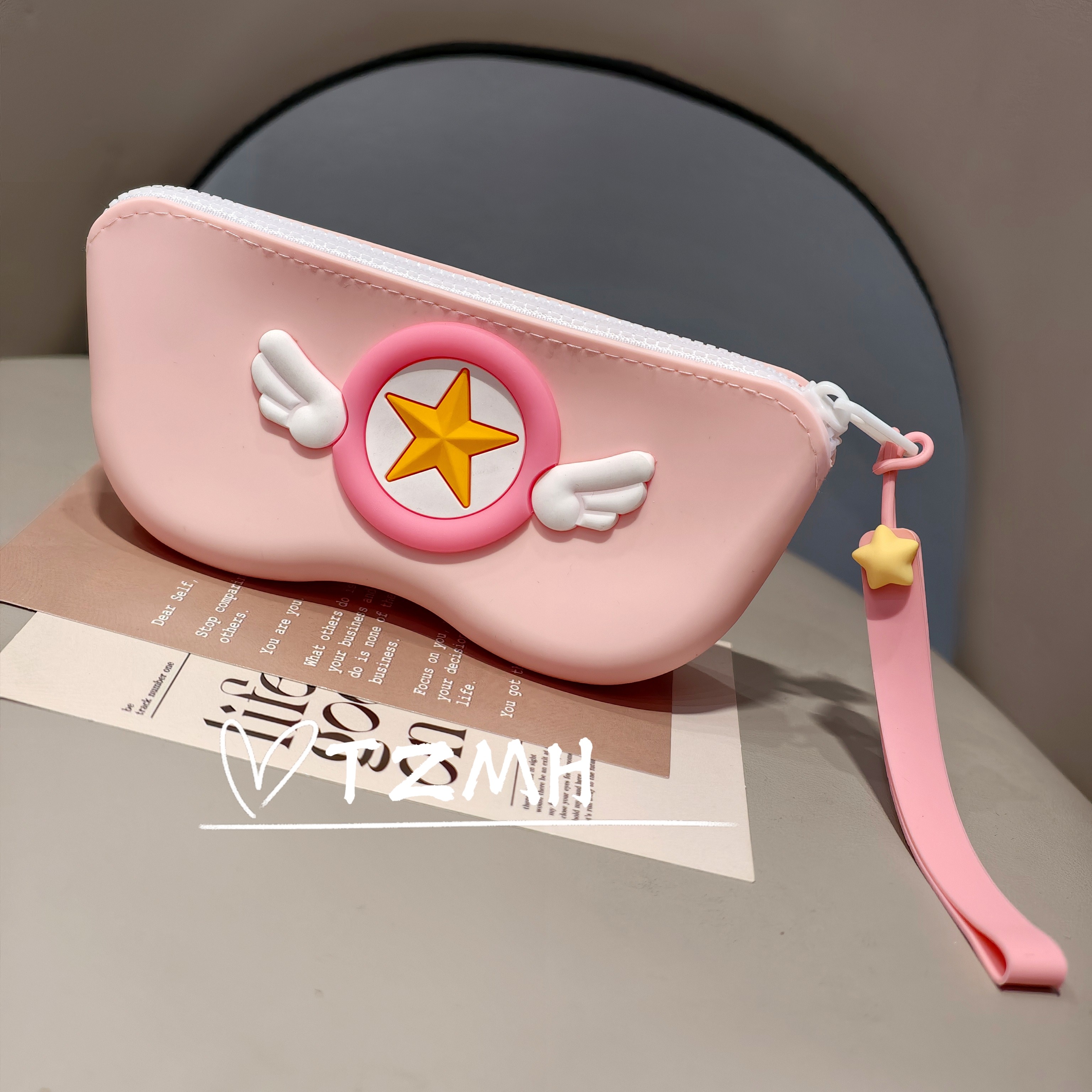 可爱二次元小樱少女心硅胶收纳包眼镜挂包墨镜收纳盒便携化妆包新