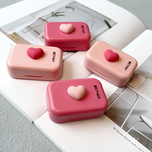 惹人爱的粉红色桃心隐形眼镜盒