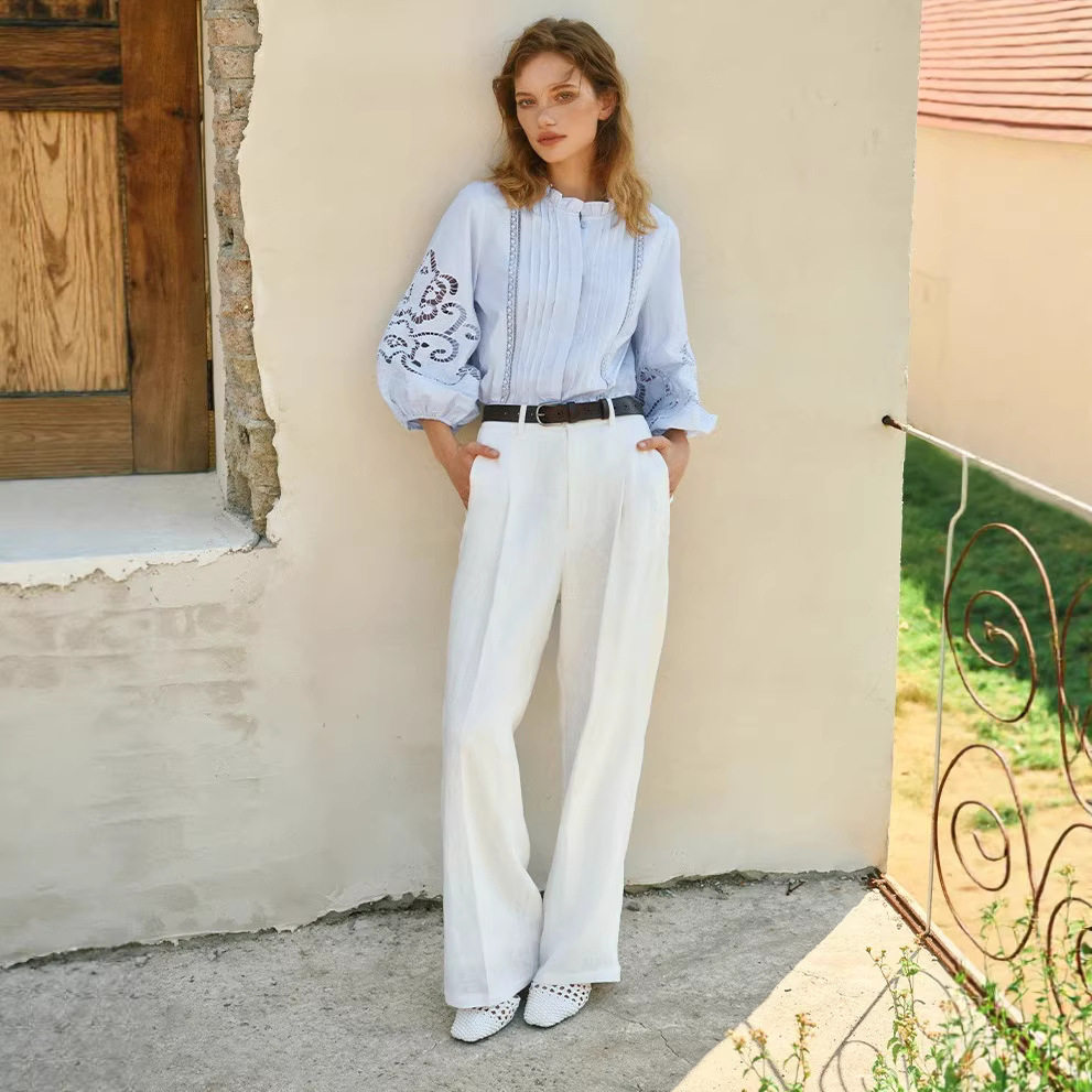 南油品质法式度假风镂空刺绣上衣2026春木耳边立领风琴褶宽松衬衫
