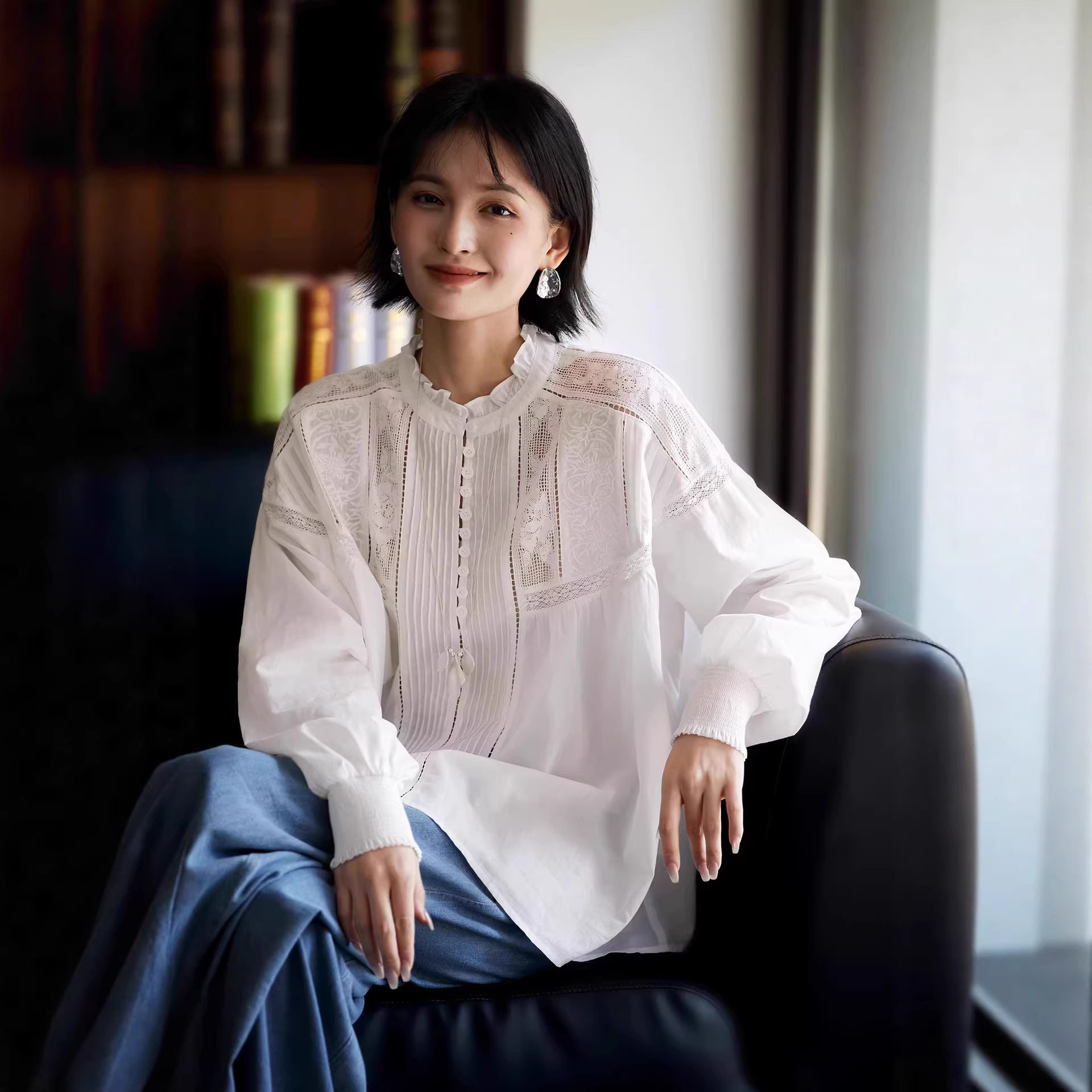 南油品质法式镂空刺绣白衬衫女2026春温柔风木耳边立领风琴褶衬衣