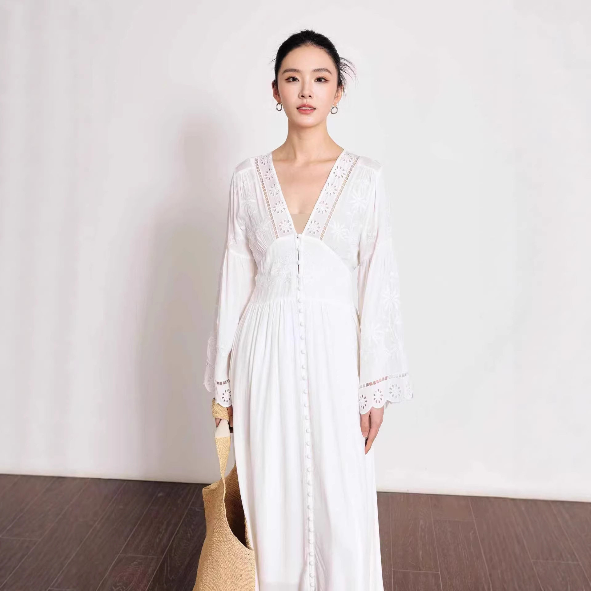 南油品质2026春女装法式V领白色刺绣连衣裙镂空收腰喇叭袖度假裙