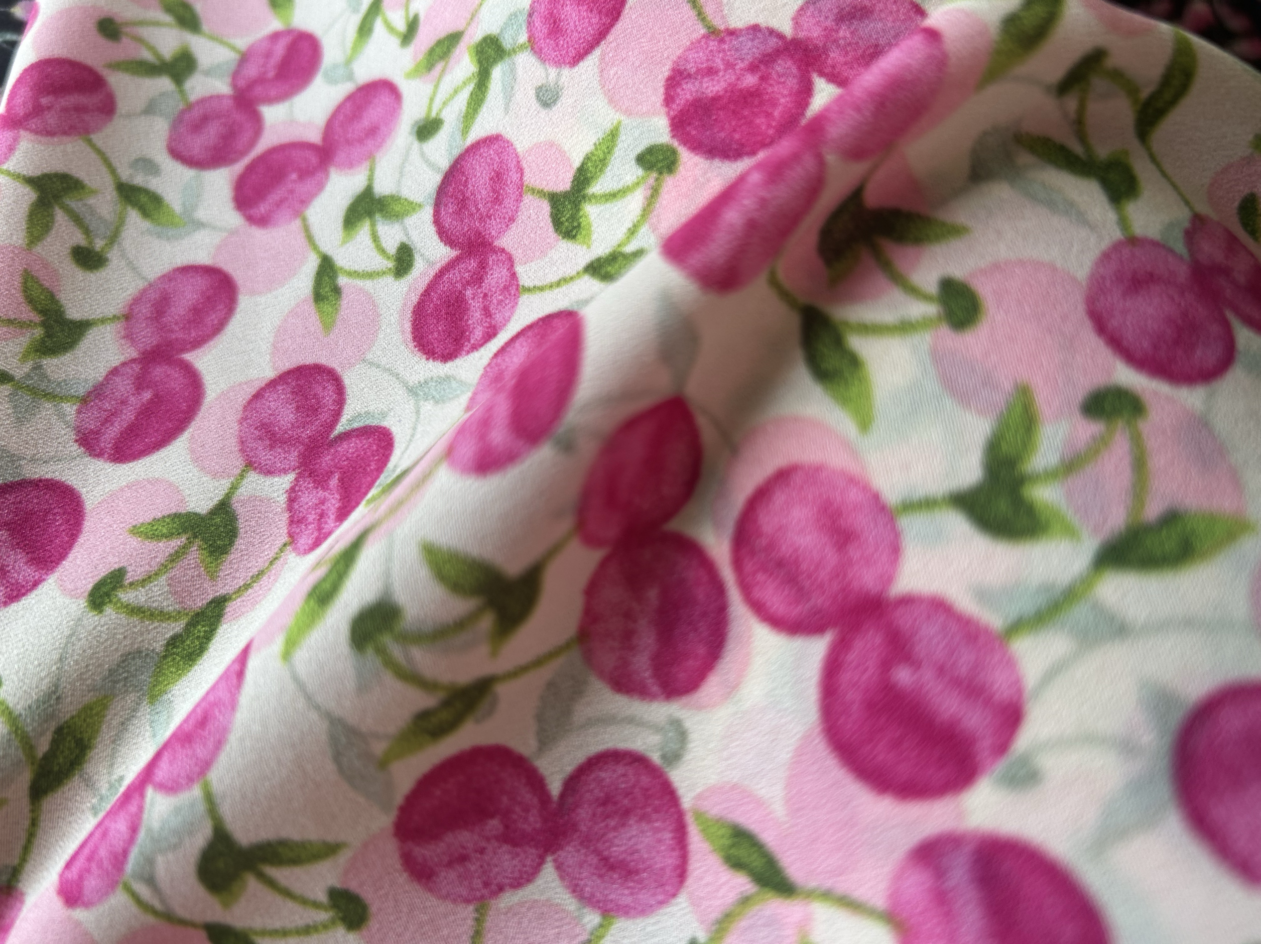 红樱桃薄款不透衬衫布料仿真丝蚕丝上衣连衣裙花裙裤雪纺面料柔软