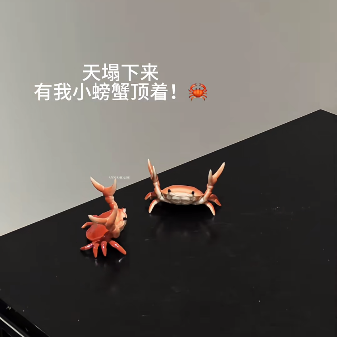 小螃蟹举重笔架创意笔托