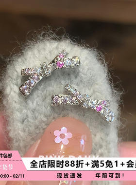 Pink Daily粉色超闪满钻蝴蝶结耳钉女钛钢小巧精致耳骨钉甜美耳饰