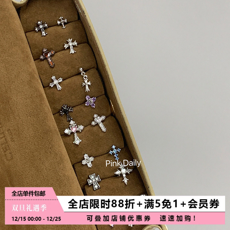 Pink Daily暗黑风超闪满钻十字架钛钢耳钉女平底耳骨钉耳蜗钉耳饰
