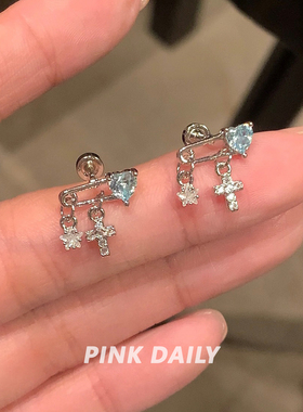 Pink Daily蓝色爱心别针锆石吊坠钛钢耳钉女十字架高级感耳骨钉
