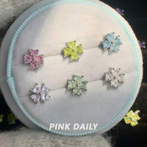 Pink Daily爆闪锆石四叶草钛钢耳钉女蓝色耳骨钉多巴胺耳蜗钉耳饰