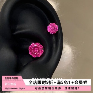 Pink Daily甜心芭比粉锆石玫瑰切钛钢耳钉女超闪精致耳骨钉耳饰