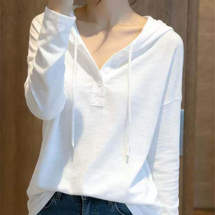 白色简约连帽长袖T恤女装宽松百搭休闲纽扣装饰上衣高级感打底衫