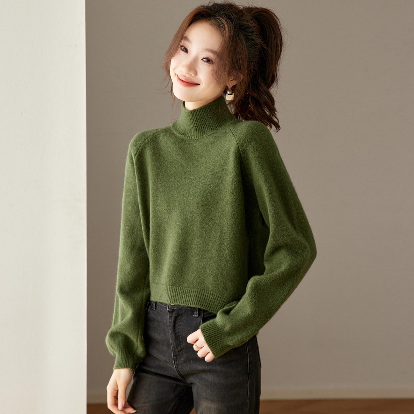 绿色高领毛衣女款2025新款秋冬季保暖宽松短款内搭针织衫打底上衣