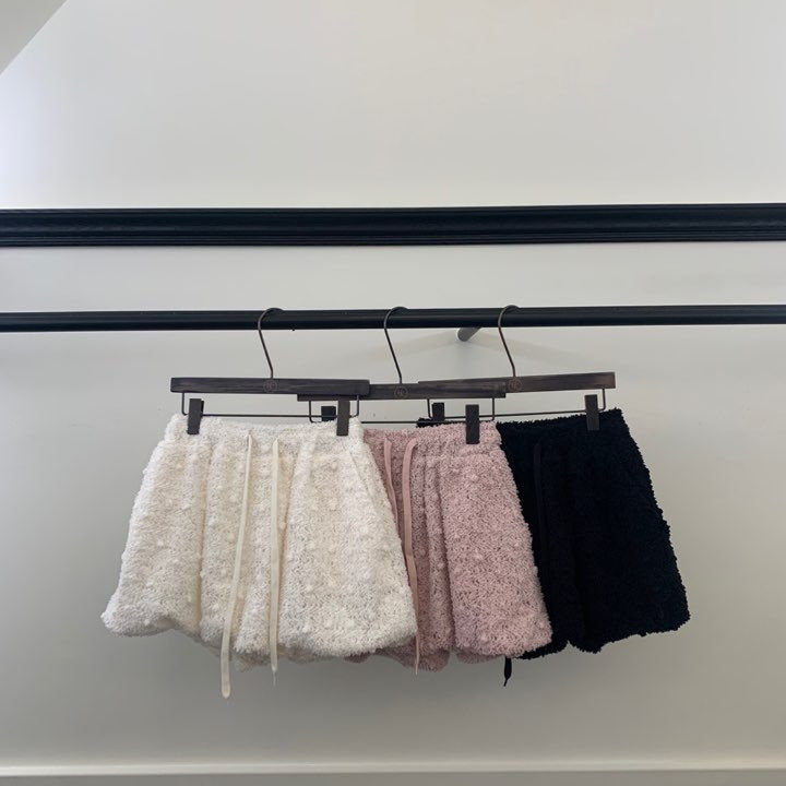 VIRKIN韩国东大门代购25年春季新款百搭纯色松紧抽绳毛球镂空短裤