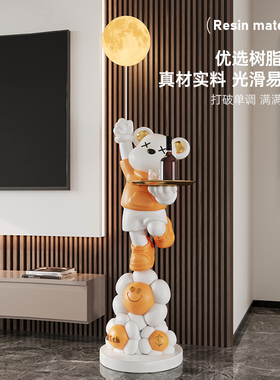 客厅暴力熊大型电视柜旁落地摆件