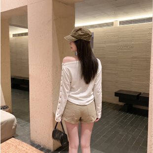 曾小咸 白色纽扣斜肩长袖T恤女早秋辣妹宽松小众设计感露肩上衣