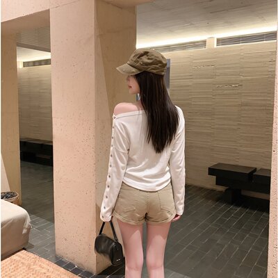 曾小咸 白色纽扣斜肩长袖T恤女早秋辣妹宽松小众设计感露肩上衣