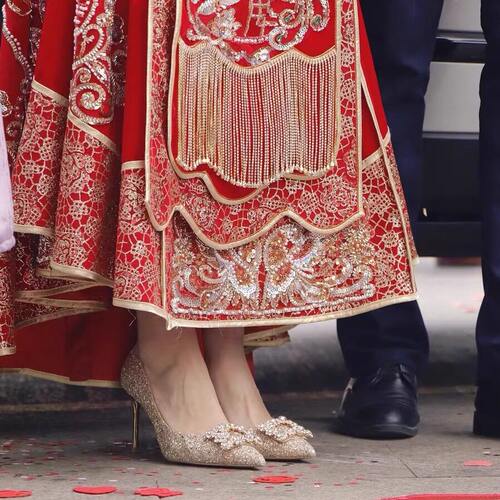 秀禾婚纱两穿婚鞋金色2025新款高端水钻方扣亮片高跟鞋女细跟单鞋