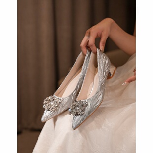 法式尖头高跟鞋女2025新款秀禾婚纱两穿新娘婚鞋配礼服伴娘低跟鞋