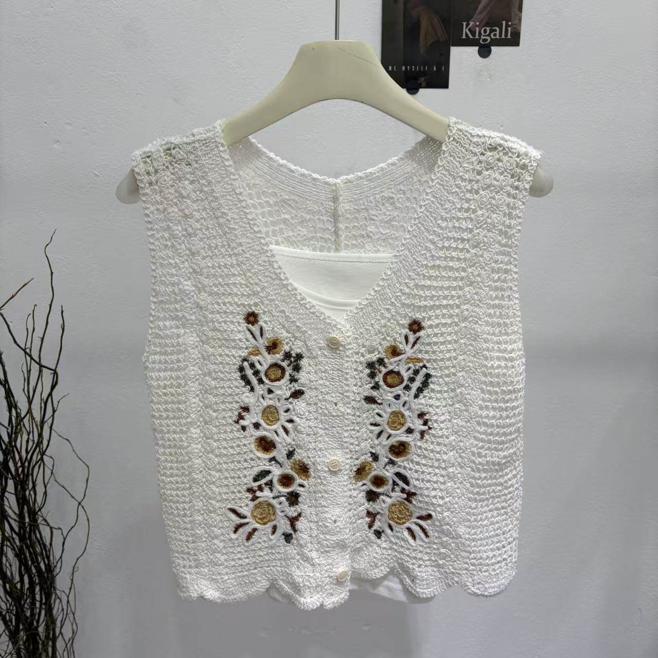 2026春夏款爆版韩系百搭设计感显瘦钩花刺绣针织马甲吊带两件套