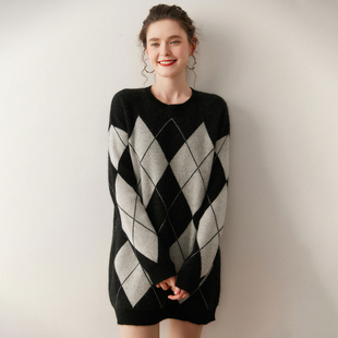 英伦风圆领羊绒衫女中长款配靴子的毛衣裙针织加厚大菱形格羊毛衫