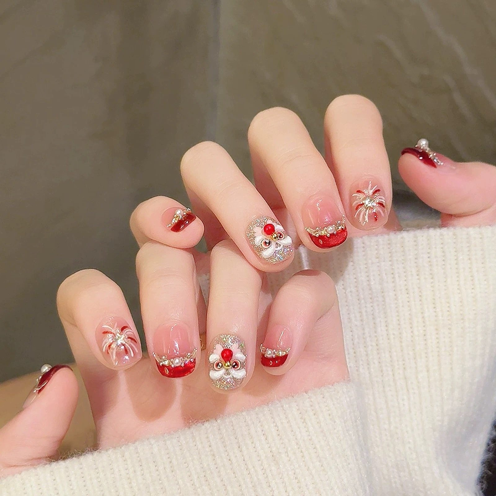 醒狮新年美甲猫眼法式红色钻石手绘可爱卡通穿戴甲显白短甲蝴蝶结,彩妆/香水/美妆工具,穿戴甲/甲片,淘宝优惠券,粉丝福利购,淘宝优惠卷