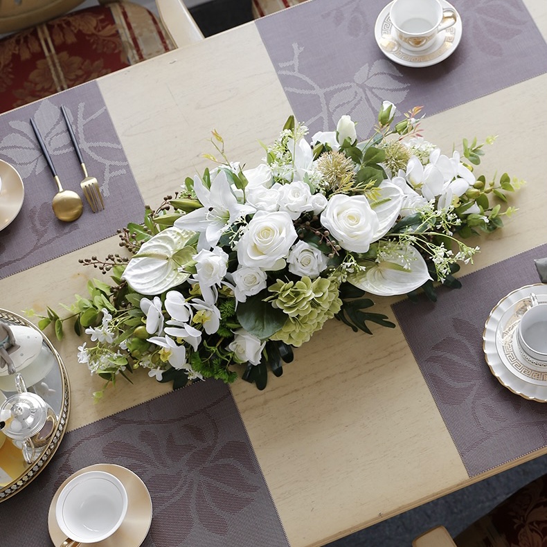 原野别墅会议室中间高档餐桌花