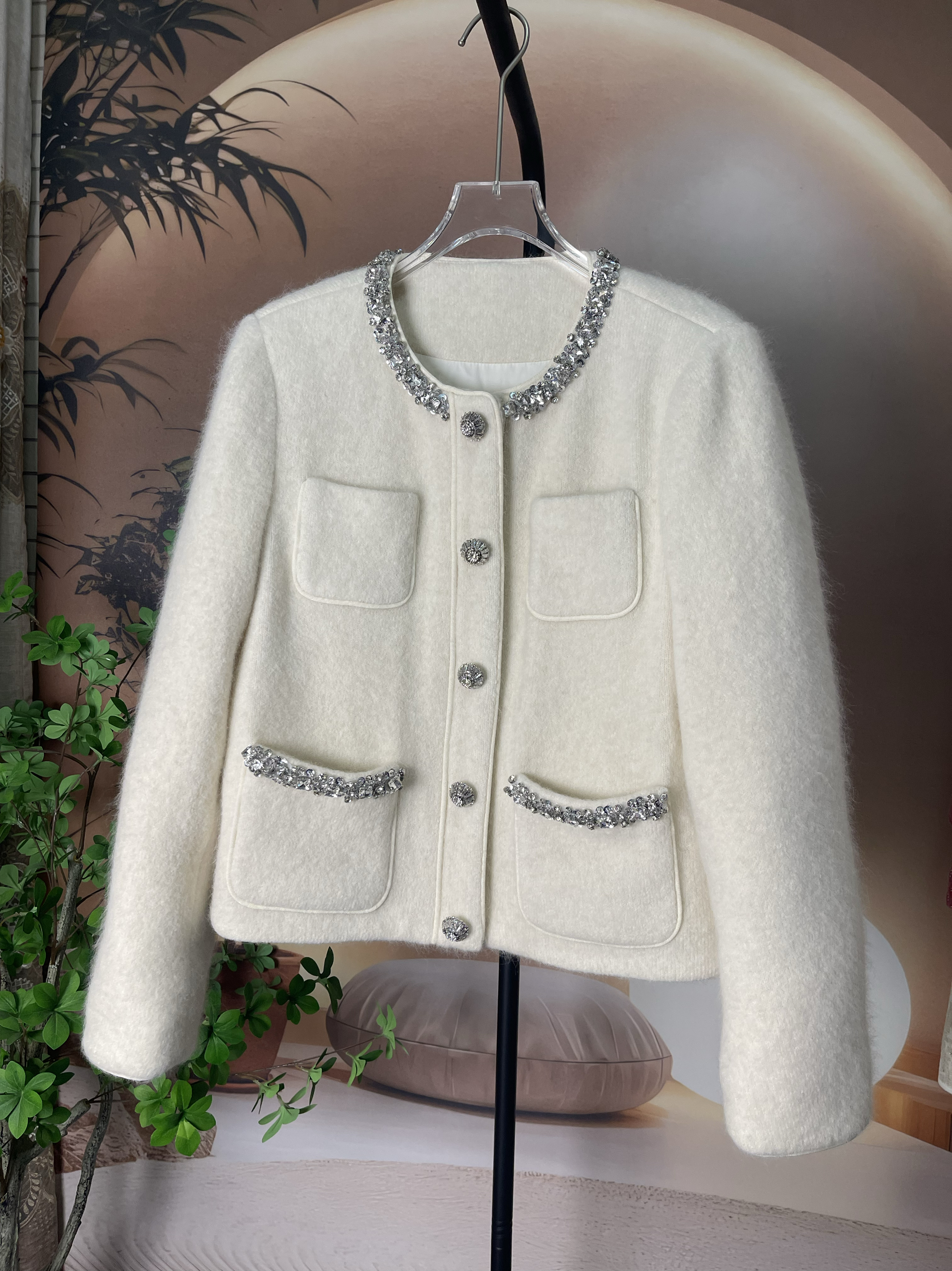 暖暖轻柔小香风90鹅绒服时尚百搭轻奢重工钉珠圆领短款羊驼毛外套