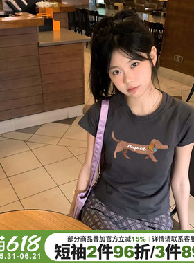 美式复古风腊肠狗印花深灰色短款t恤女夏季新款百搭修身显瘦上衣