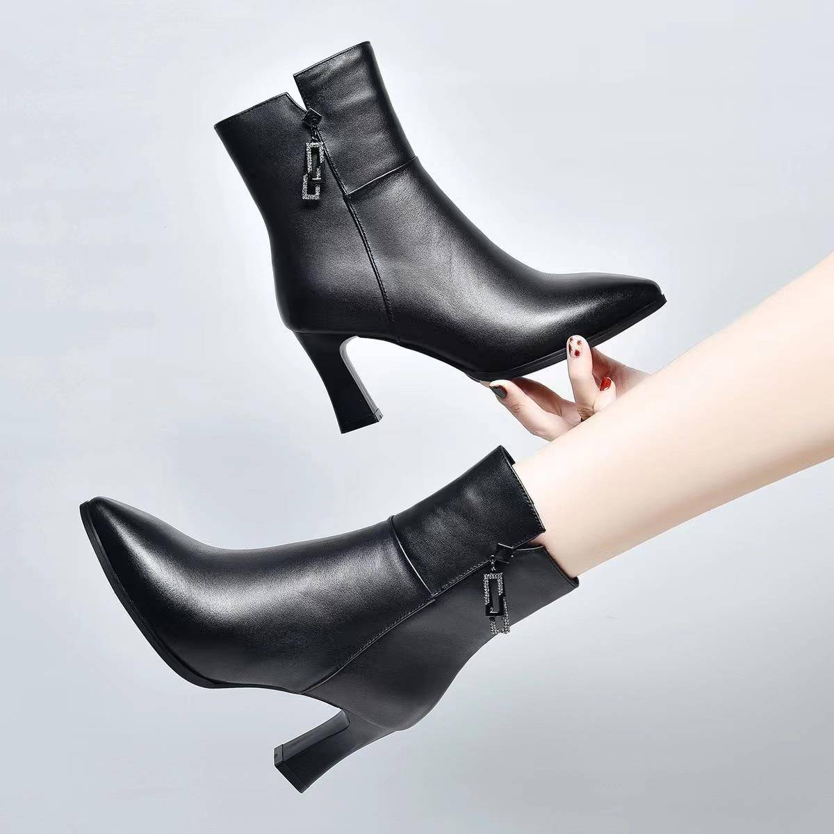 尖头短靴女鞋2025冬新款鞋加绒粗跟休闲百搭时装靴短靴女1204w