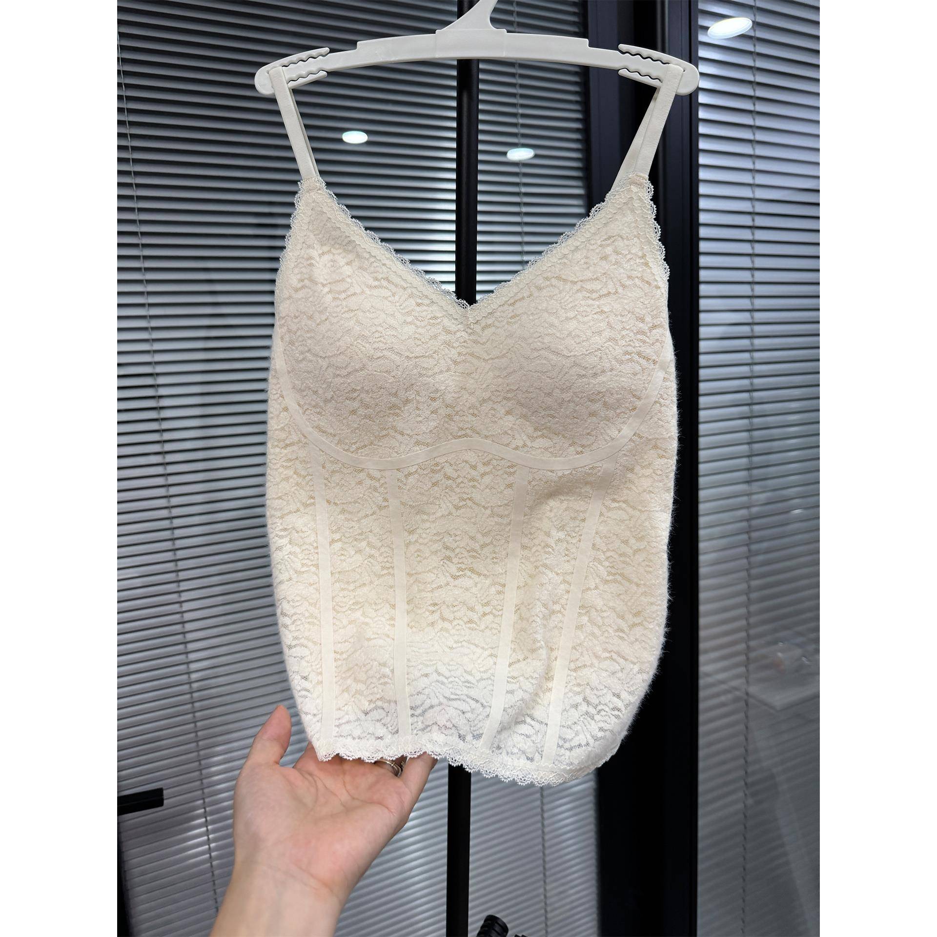 法式白色磨毛蕾丝吊带背心女带胸垫马甲线鱼骨抹胸打底衫西1112r