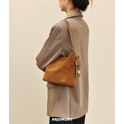ARJOMORY高级感麂皮绒水桶包女2025早秋新款复古百搭单肩包斜挎包