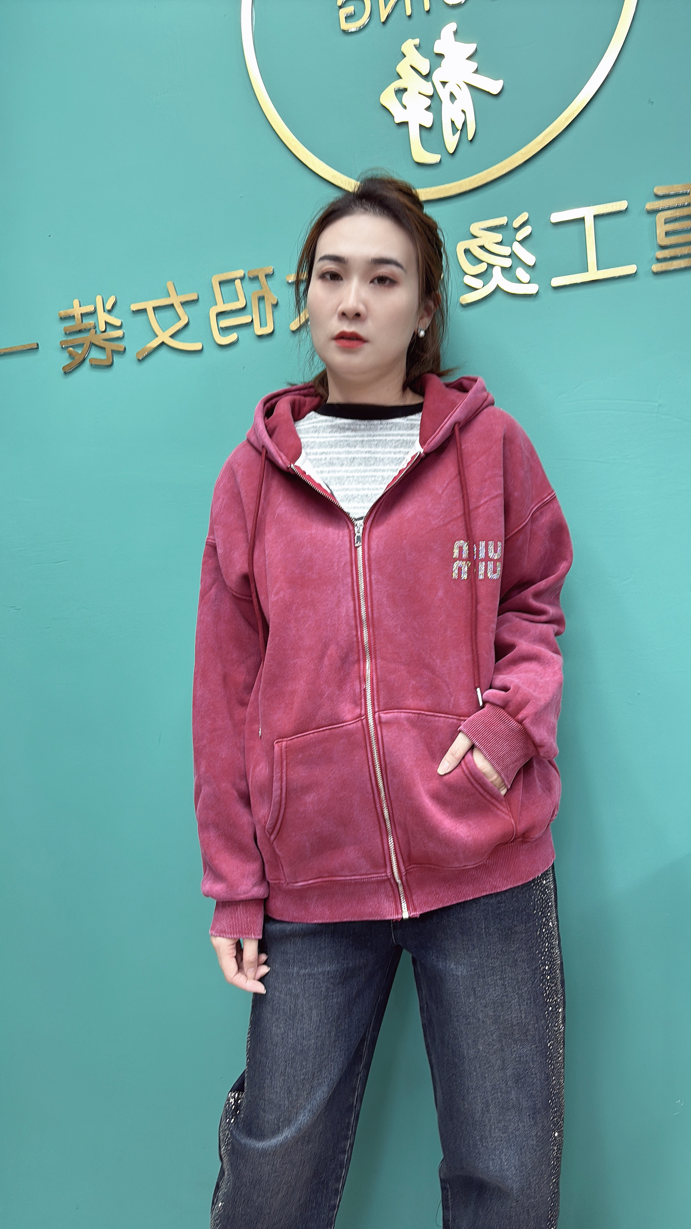 阿静家时尚重工烫钻大码女装连帽沙洗加绒外套百搭减龄洋气胖mm酷