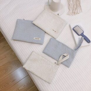 【素希布包】文艺清新蓝白浮雕玫瑰手机袋月事包补妆包口罩收纳袋