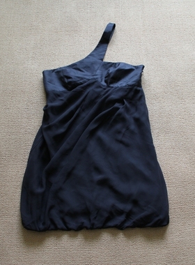 A/*Arm**i Exch**ge美国 斜肩花苞黑色连衣裙