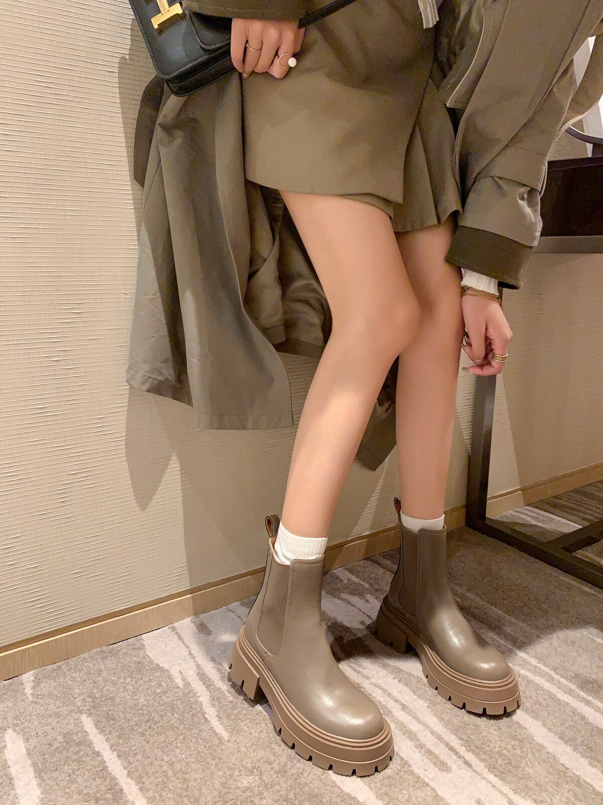 하이 엔드 LOOK 유럽 역 ??영국식 작은 둥근 발가락 두꺼운 밑창 첼시 굴뚝 부츠 여성용 신축성있는 밴드 짧은 부츠