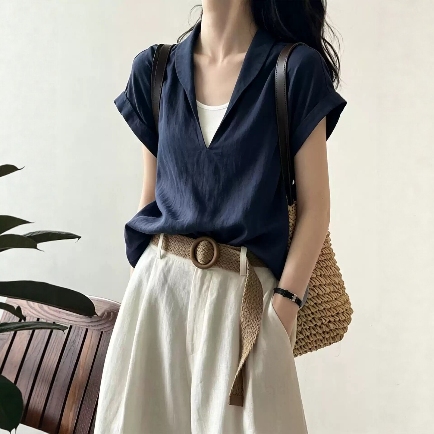 藏青色假两件v领短袖衬衫女夏季设计感显瘦宽松老钱风正肩t恤上衣图片