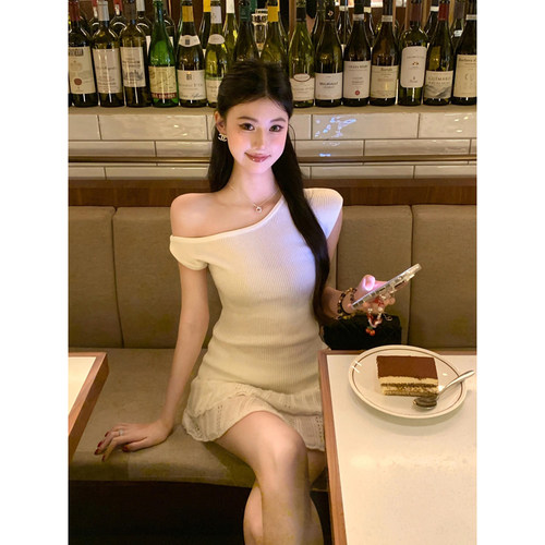 正肩白色t恤女短袖夏季新款设计感小众一字领斜肩露肩针织衫上衣