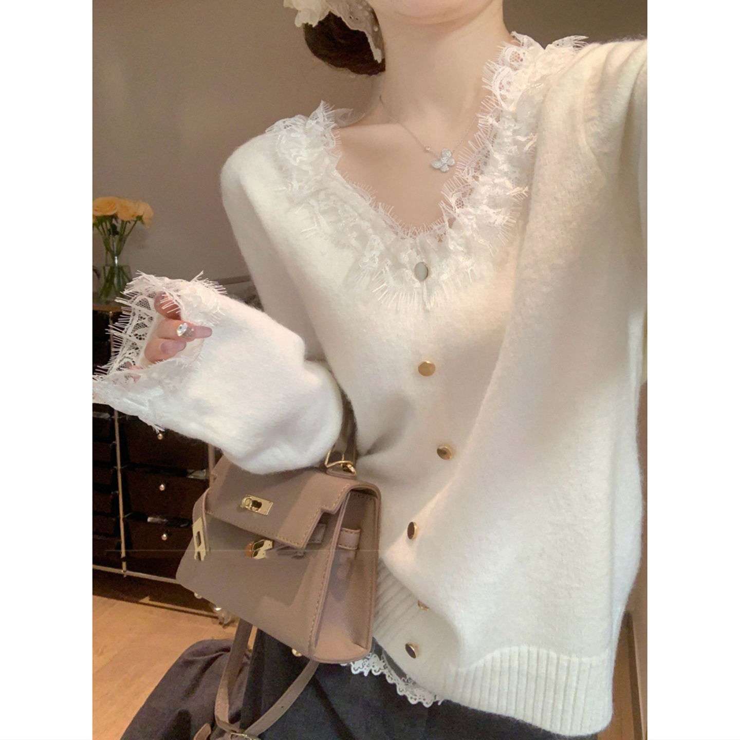 秋冬蕾丝拼接v领打底衫女春秋纯欲风内搭毛衣软糯长袖针织衫上衣