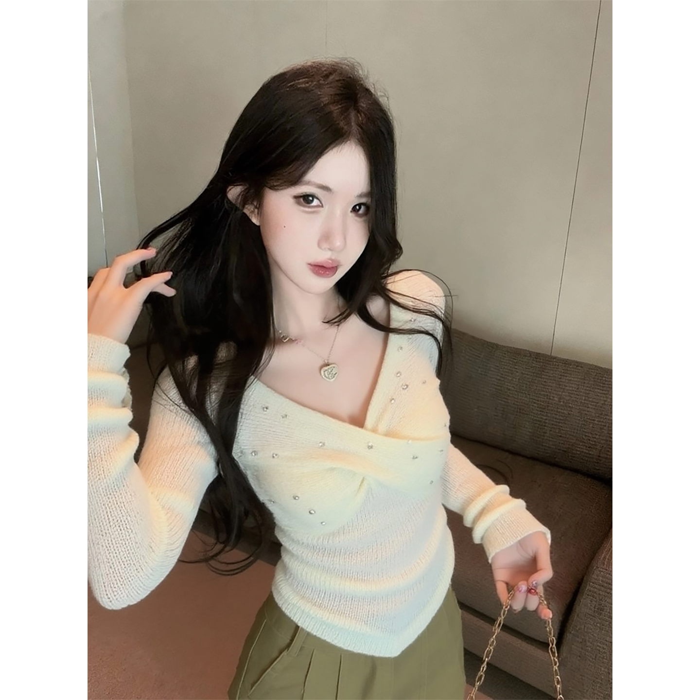 杏色交叉v领烫钻长袖针织衫女春秋季设计感修身内搭弹力打底上衣