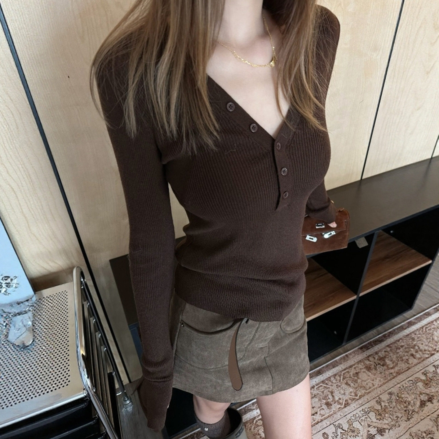 设计高级感纽扣咖色v领针织衫女秋冬内搭修身收腰毛衣打底衫上衣